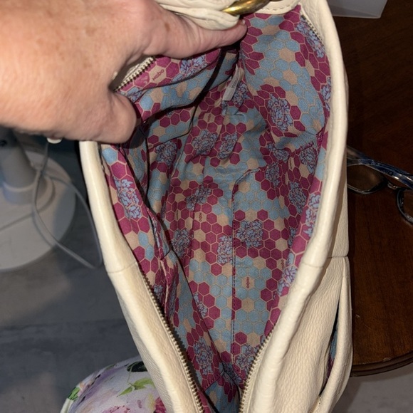 Hobo Leather cream colored hobo bag expanding bottom exterior back pocket VGUC - Picture 16 of 16